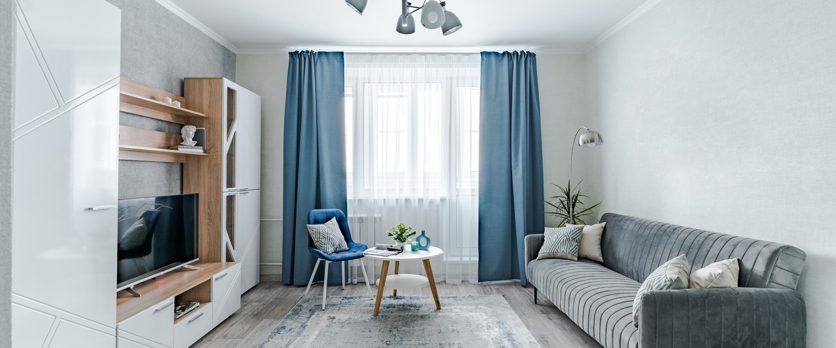 Innenansicht auf ein modern eingerichtetes Wohnzimmer