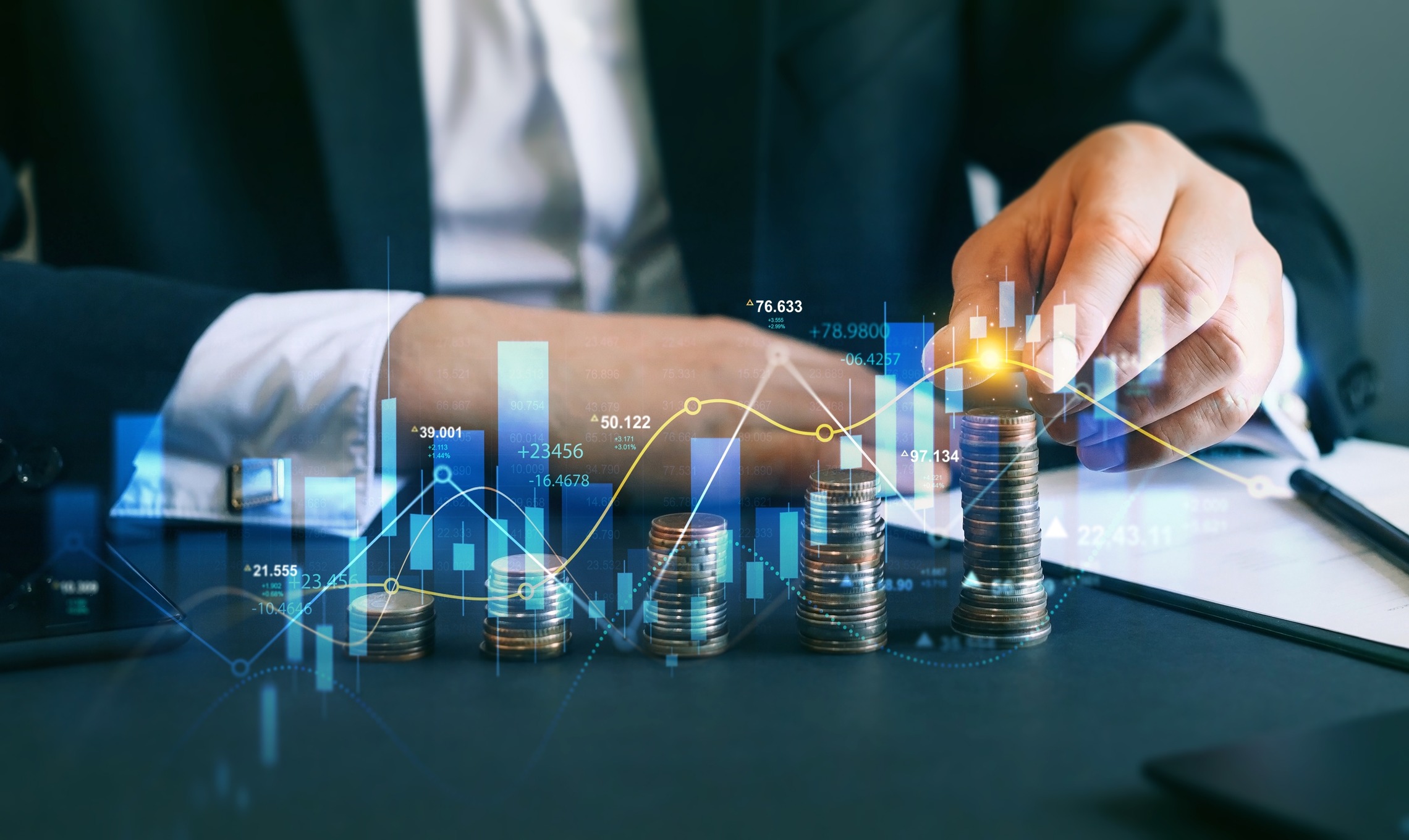 Symbolbild für Investmentfonds, Münzen sind aufgereiht und ansteigend gestapelt